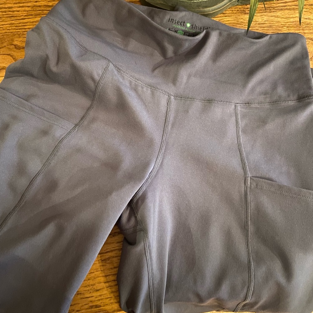NWT leggings with pockets steel grey. Size med retail $75